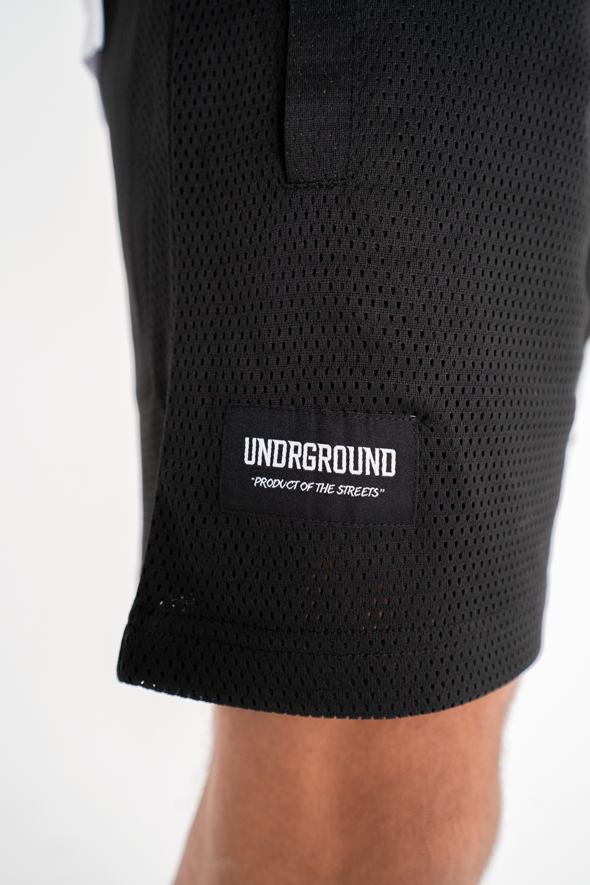 MOVING IN SILENCE MESH SHORTS x BLACK