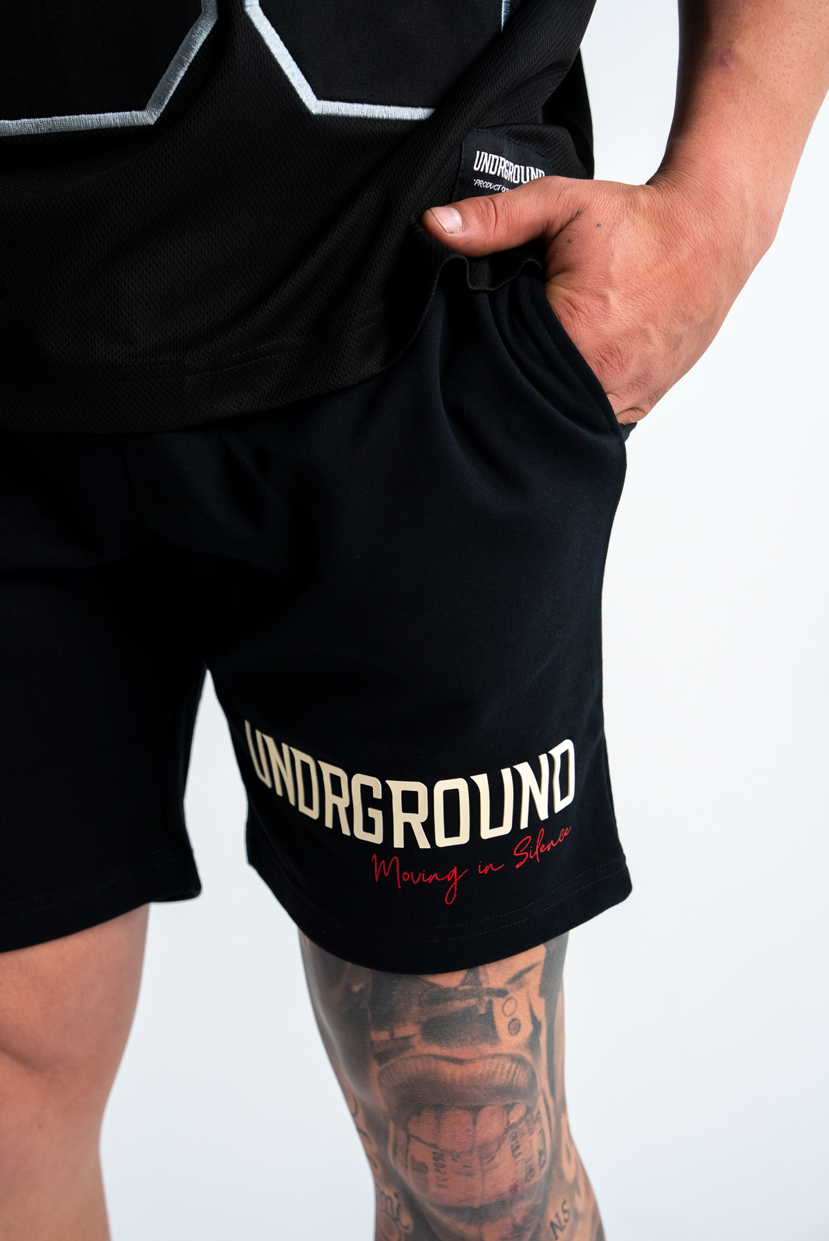 MOVING IN SILENCE SHORTS x BLACK/CREAM
