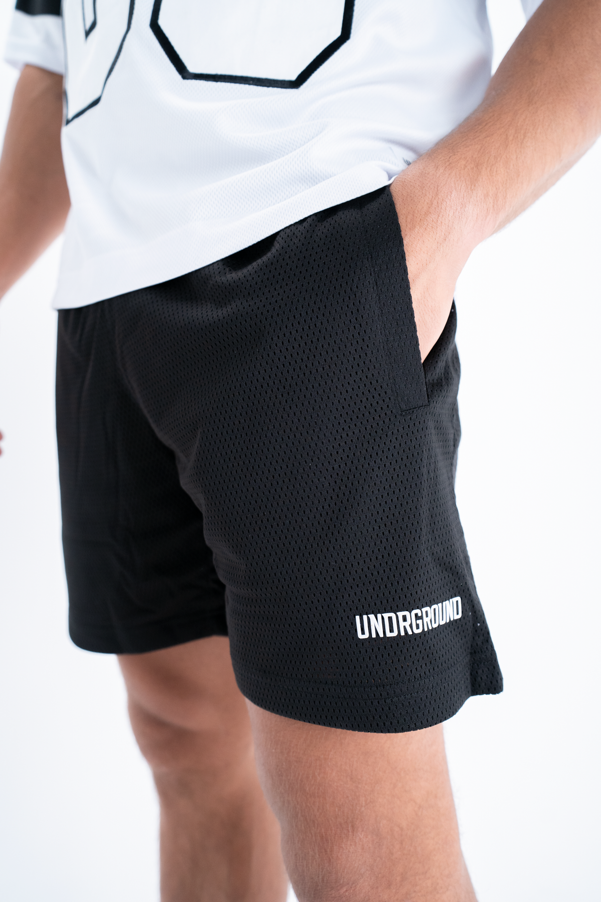 MOVING IN SILENCE MESH SHORTS x BLACK