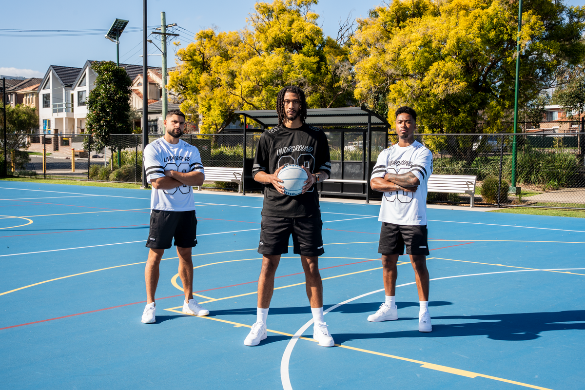 MOVING IN SILENCE MESH SHORTS x BLACK